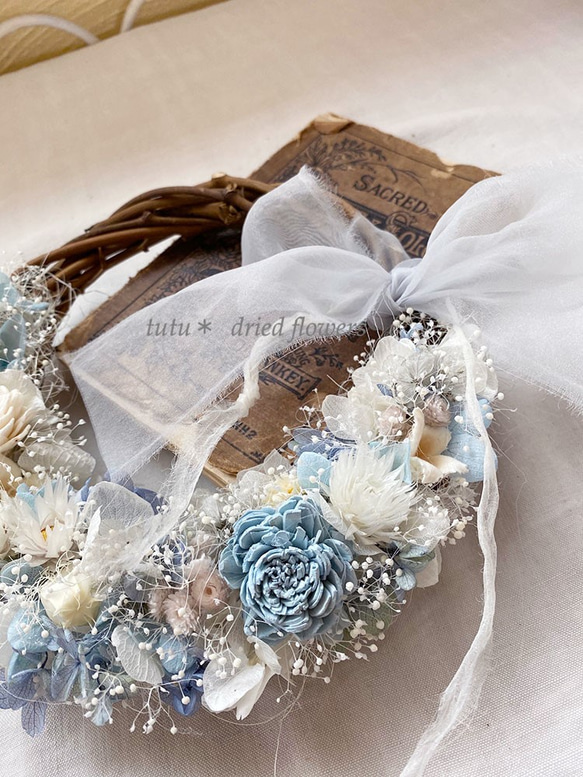 ブルーグラデーションのハーフリース　結婚祝,小さめリースブーケ,プリザーブドフラワー,ウェディングドレス,カクテルドレス 2枚目の画像