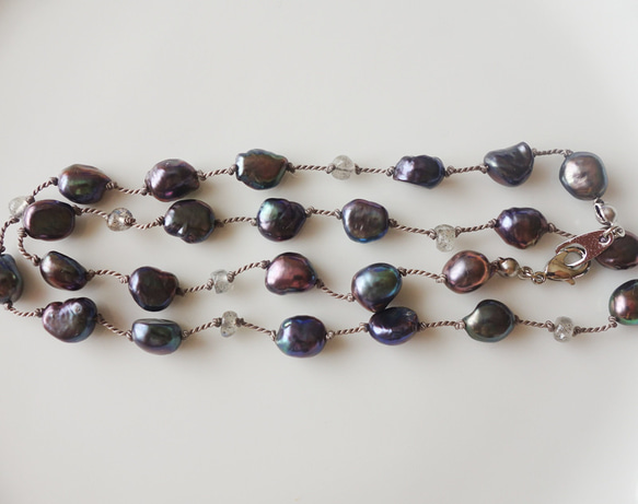 44cm*ネイビー淡水真珠とラブラドライトのシルクショートネックレス 3枚目の画像