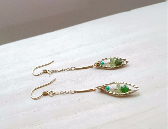 緑色の半透明のペリドット真珠の真鍮のイヤリング糸 1枚目の画像
