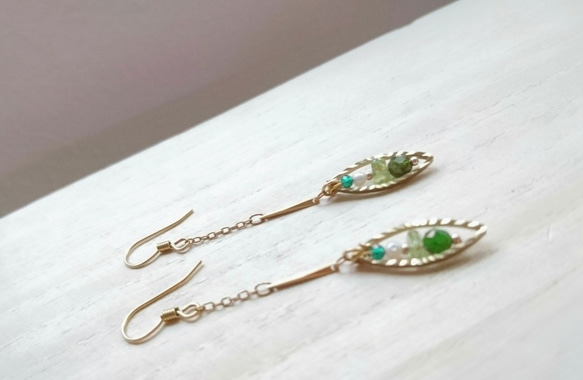 緑色の半透明のペリドット真珠の真鍮のイヤリング糸 2枚目の画像