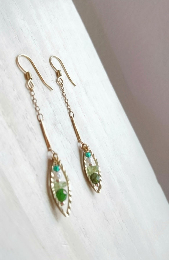 緑色の半透明のペリドット真珠の真鍮のイヤリング糸 4枚目の画像