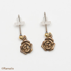 玫瑰黃銅耳環和耳環 第4張的照片