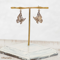 鏤空蝴蝶黃銅耳環和耳環 第1張的照片