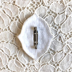 額縁　白い花　ビーズ刺繍ブローチ 3枚目の画像