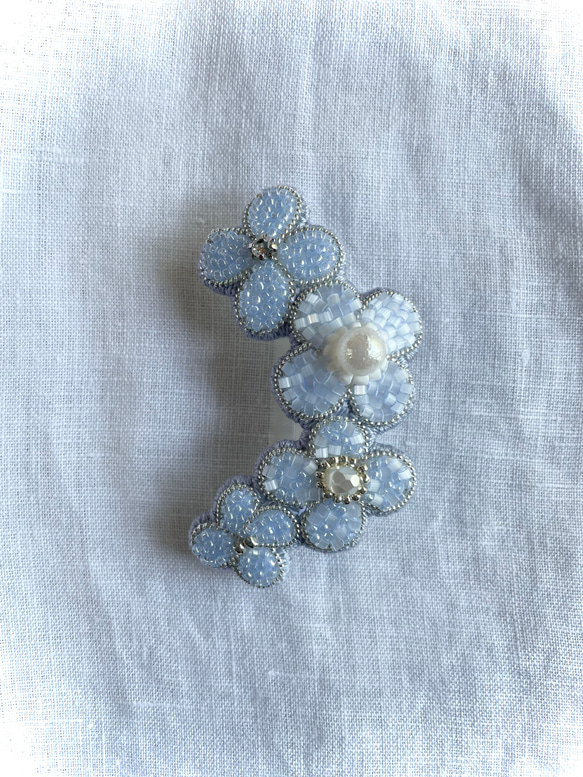 青い花　ビーズ刺繍ブローチ 1枚目の画像
