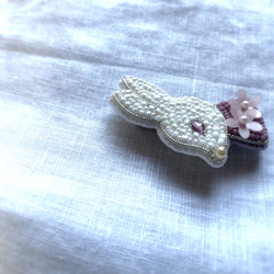 うさぎ　花　ピンク　ビーズ刺繍ブローチ 3枚目の画像