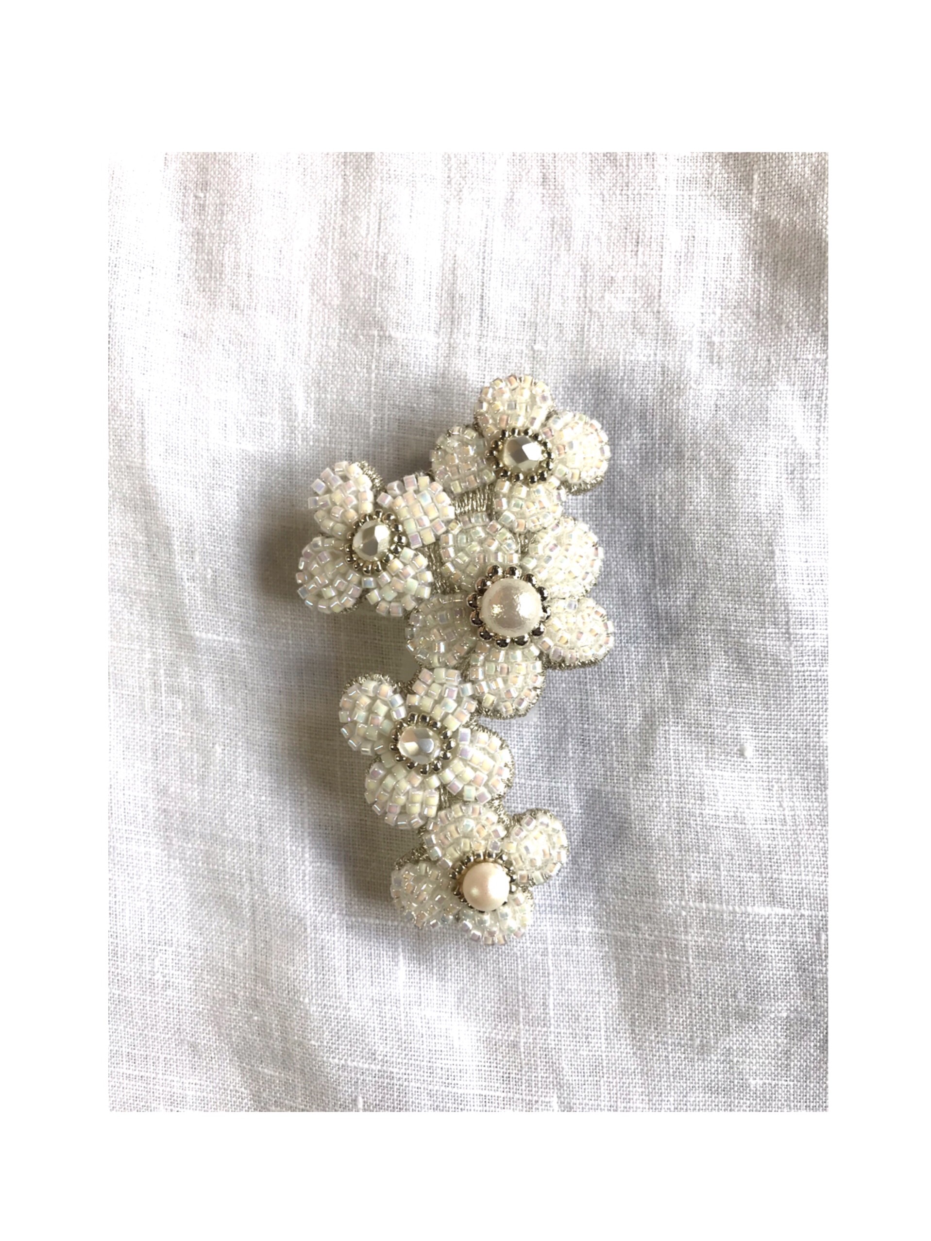 グレー タマス　tamas ブローチ　ミナペルホネン アンティークビーズ　刺繍