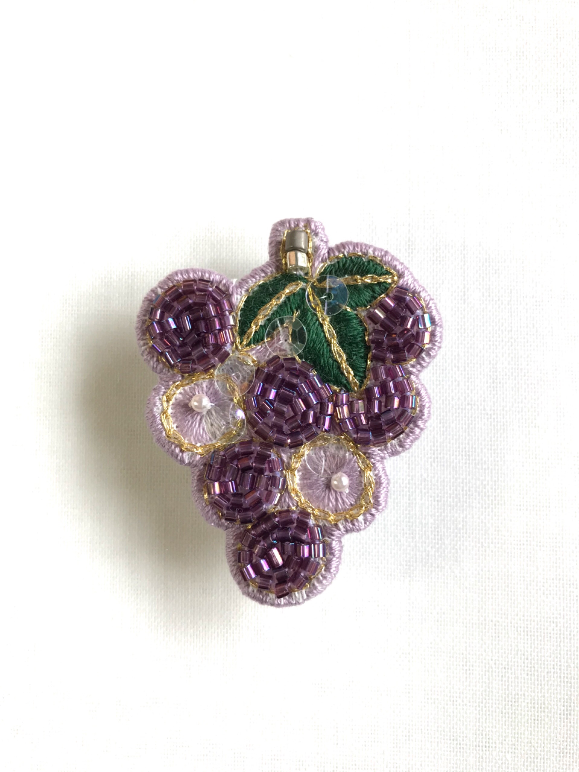 [専用　こり様]ブローチ 刺繍 ビーズ ワイヤー フェルト ハンドメイド ぶどう ビーズ刺繍ブローチ 葡萄 ブローチ Miruteka 通販 4392048｜Creema