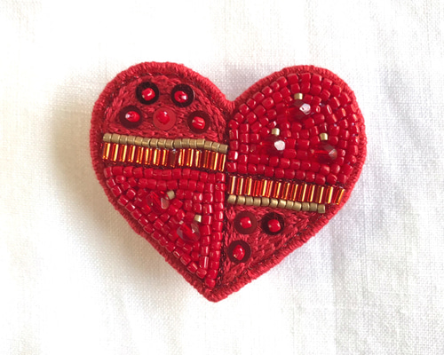 ☆ミュゲです☆ 赤いハートの刺繍  ハンドメイドのテーブルセンター 1_624b9df87bf5e3134ff2884c23fa