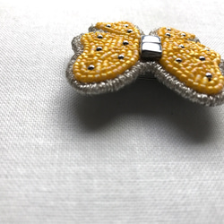 ビーズ刺繍ブローチ 蝶のようなリボン 2枚目の画像