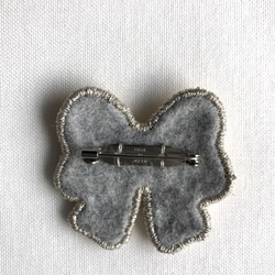 ビーズ刺繍ブローチ 蝶のようなリボン 3枚目の画像