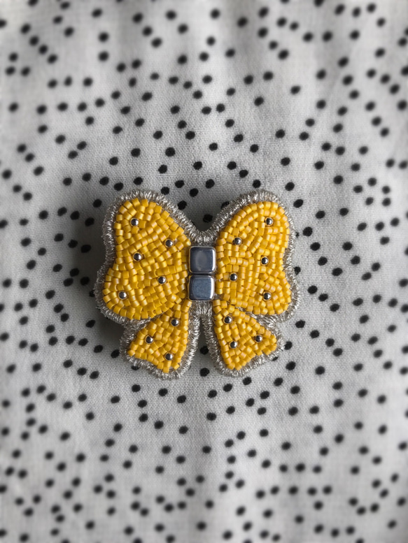 ビーズ刺繍ブローチ 蝶のようなリボン 4枚目の画像