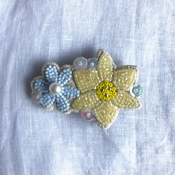 ビーズ刺繍ブローチ 黄色い花束 1枚目の画像