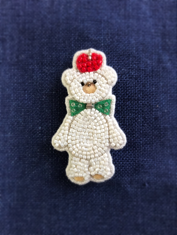 ビーズ刺繍ブローチ クマのぬいぐるみ 林檎 1枚目の画像