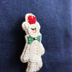 ビーズ刺繍ブローチ クマのぬいぐるみ 林檎 2枚目の画像