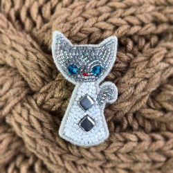 ビーズ刺繍ブローチ 猫 1枚目の画像