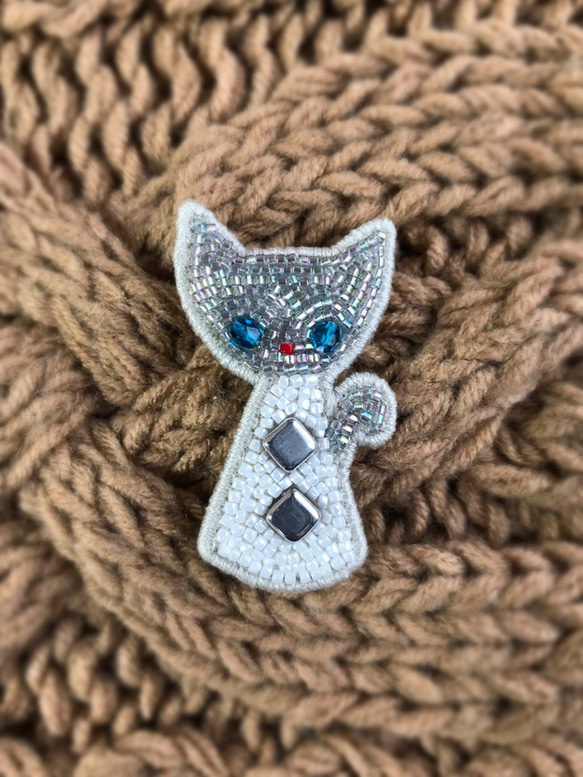 ビーズ刺繍ブローチ 猫 1枚目の画像