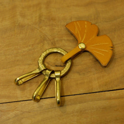 かわいい銀杏の葉っぱと特大ナスカンの上質レザー(本革)のキーホルダー(キーリング、キーケース) 1枚目の画像