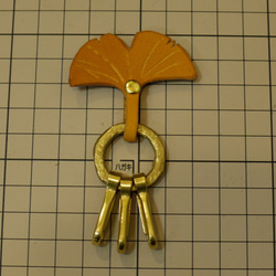 かわいい銀杏の葉っぱと特大ナスカンの上質レザー(本革)のキーホルダー(キーリング、キーケース) 3枚目の画像