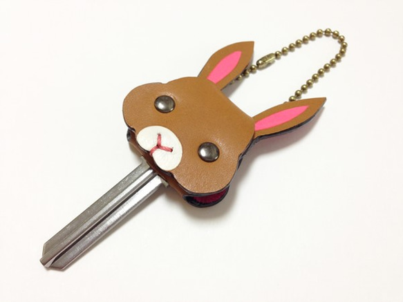 いつも一緒！かわいいレザーキーキャップ（うさぎ型） 1枚目の画像