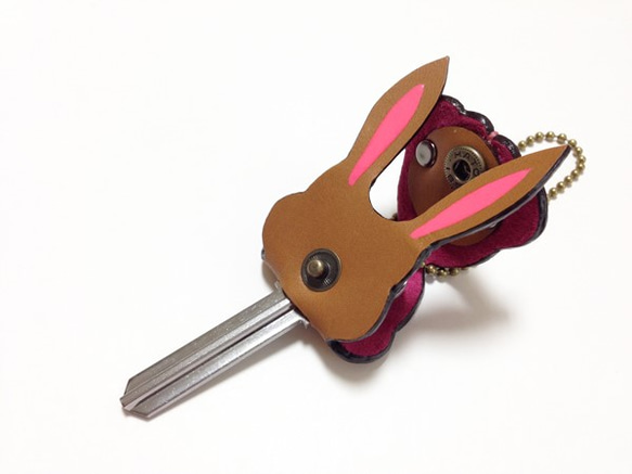 いつも一緒！かわいいレザーキーキャップ（うさぎ型） 2枚目の画像