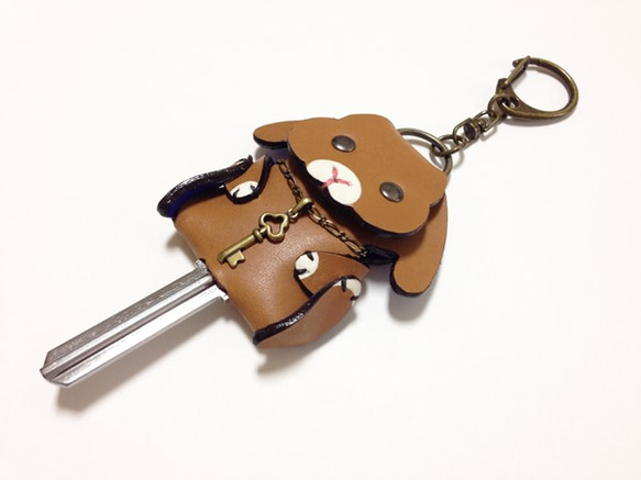 大きめサイズ！かわいいレザーキーキャップ（ロップうさぎ型） 1枚目の画像