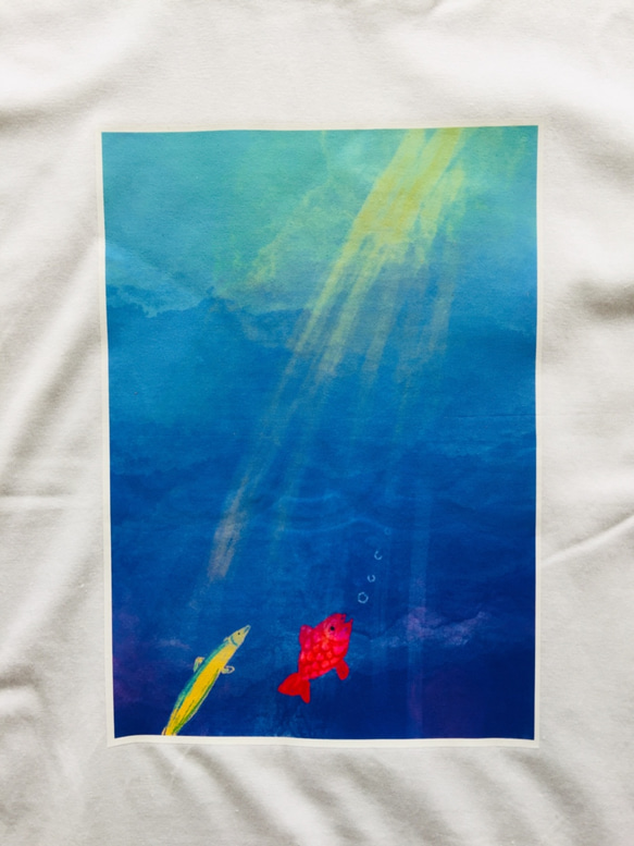 8/13(月)まで送料無料 海の底から空を見る魚  Tシャツ 2枚目の画像