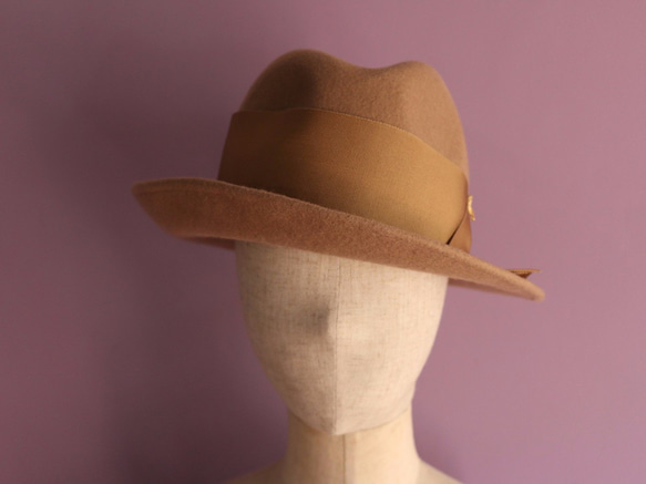 Fedora的帽子“艾瑪”米色不對稱領 第1張的照片