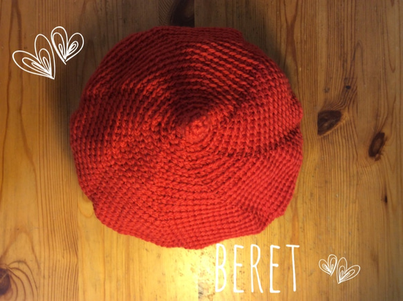 赤い毛糸のベレー帽 2枚目の画像