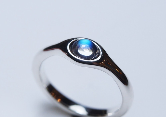 極簡  系列 —  藍暈  月光石  戒指    925銀 第3張的照片