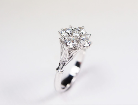 輕珠寶  系列 — 綻放  花朵  戒指 (方晶鋯石款) 第3張的照片