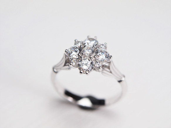 輕珠寶  系列 — 綻放  花朵  戒指 (方晶鋯石款) 第4張的照片