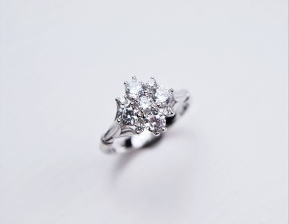 輕珠寶  系列 — 綻放  花朵  戒指 (方晶鋯石款) 第5張的照片