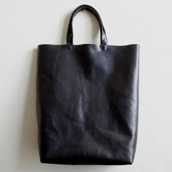 革のトートバッグ A3サイズ 対称縦型デザイン 黒：ブラック