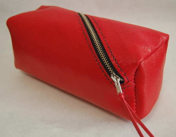 四角柱に斜めファスナーの革ポーチ（赤：レッド） ポーチ United  