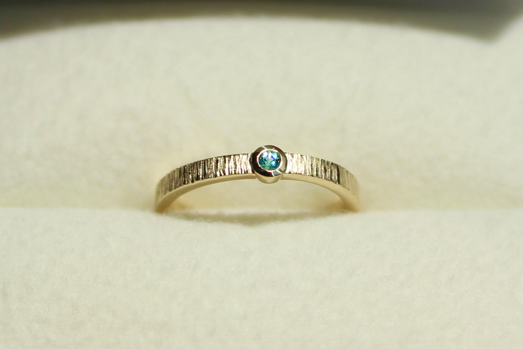 Paraiba tourmaline 2mm Verticalline texture /K10, K18, PT900