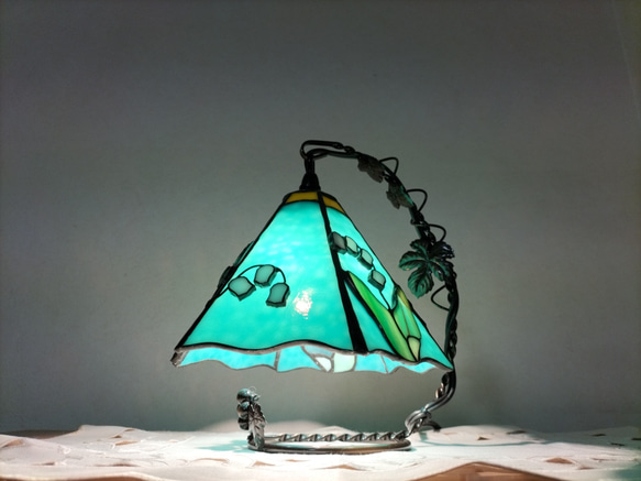 ステンドグラス　鈴蘭ランプ 4枚目の画像