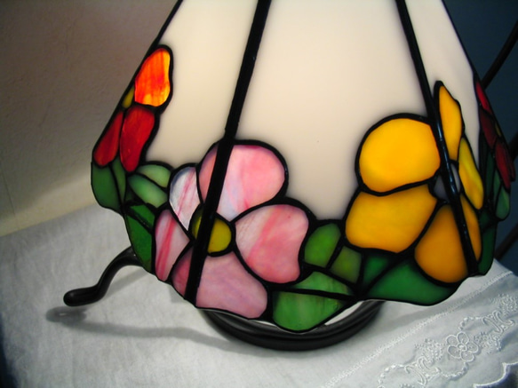 ステンドグラス　花（6面）のランプ 6枚目の画像