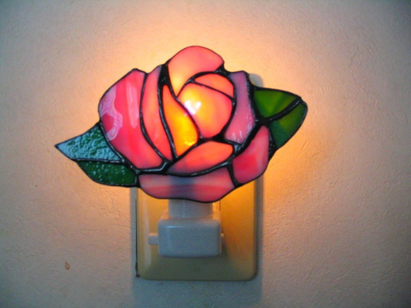 ステンドグラス　薔薇のナイトライト 1枚目の画像