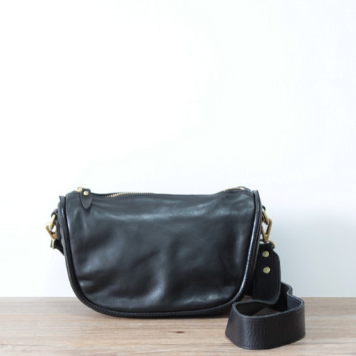 本革 超軽量クラシックレザーショルダーバッグ 便利なお出かけ ☆Black