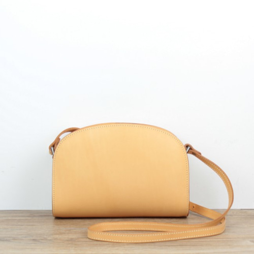 本革 コンパクト半月型レディースショルダーバッグ ☆Brown