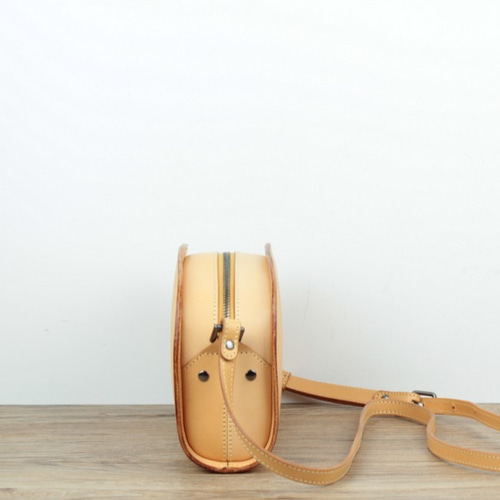 本革 コンパクト半月型レディースショルダーバッグ ☆Brown