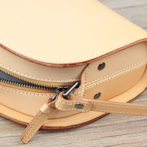 本革 コンパクト半月型レディースショルダーバッグ ☆Brown