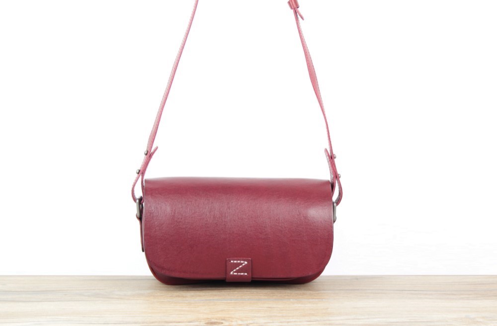 本革 クラシックレザーショルダーバッグ　オシャレな休日 ☆Red☆