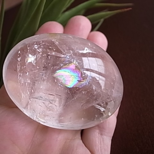 クリスタル水晶 虹入り マダガスカル産 握り石 101g 天然石 天然石 宙 