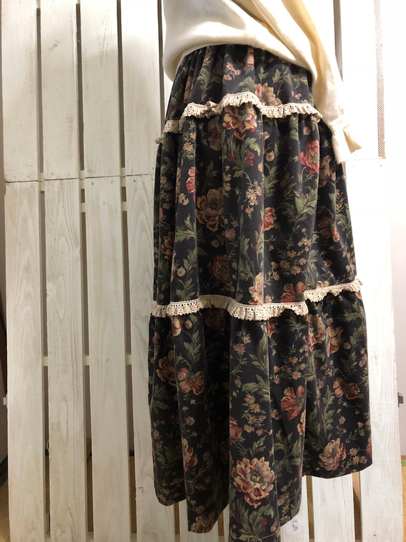 【YUWA花柄】コーデュロイ三段ティアードスカート 2枚目の画像