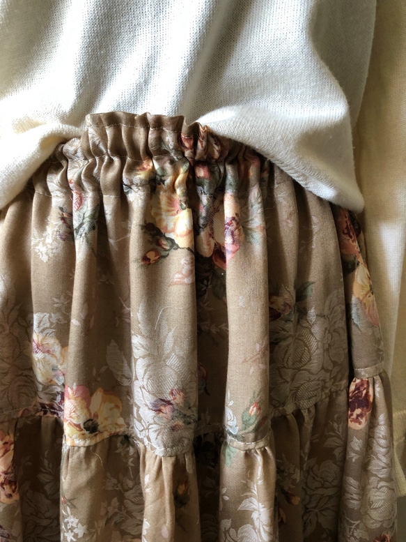 YUWA花柄ジャカード織、薄茶、三段ティアードスカート 2枚目の画像