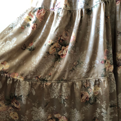 YUWA花柄ジャカード織、薄茶、三段ティアードスカート 3枚目の画像