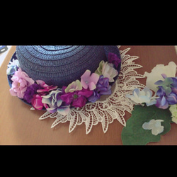 紫陽花と小花の麦わら帽子 2枚目の画像