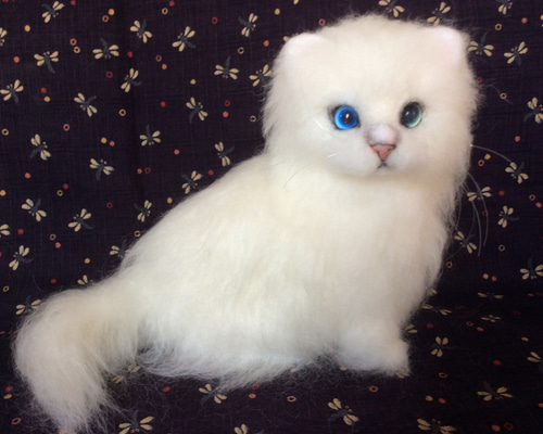 羊毛フェルト 猫ミニブローチ 白猫 オッドアイ ブローチ まめち